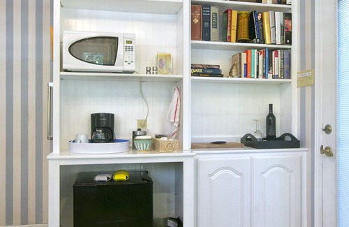Bouldin House | Discover SoCo Private Suite: Top-Rated Stay with Pool & Breakfast