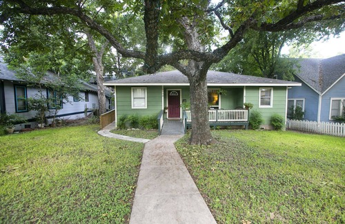 Bouldin House | Discover SoCo Private Suite: Top-Rated Stay with Pool & Breakfast