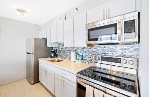 Waikiki Apartment | Oceanfront Condo in Waikiki with Pool and Free Parking