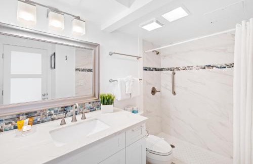 Waikiki Apartment | Oceanfront Condo in Waikiki with Pool and Free Parking