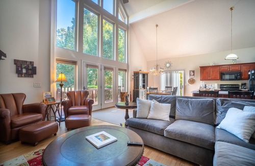 Dahlonega Ski Chalet | Discover Wine Country: Pet-Friendly Retreat with Spa & Pool