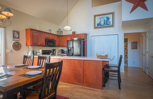 Dahlonega Ski Chalet | Discover Wine Country: Pet-Friendly Retreat with Spa & Pool