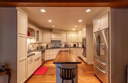 Blowing Rock House | Pet-Friendly Hearthstone Retreat with Hot Tub & Game Room