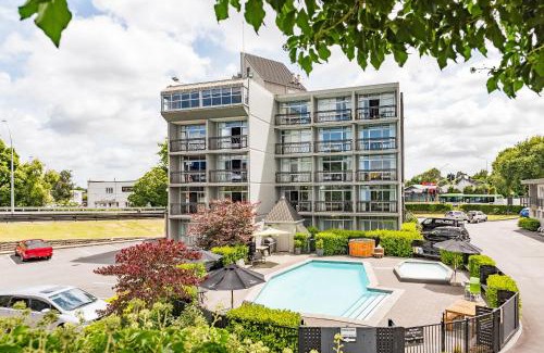 Hamilton Hotel | Inviting Heartland Ambassador Hotel with Oceanfront Pool