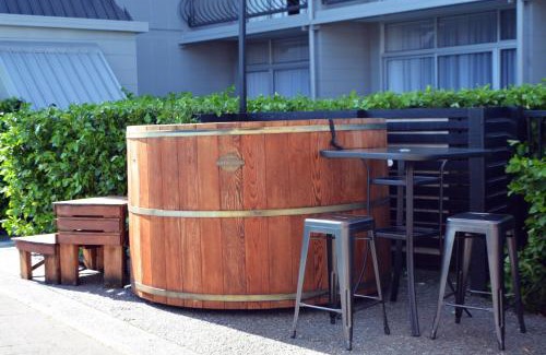 Hamilton Hotel | Inviting Heartland Ambassador Hotel with Oceanfront Pool