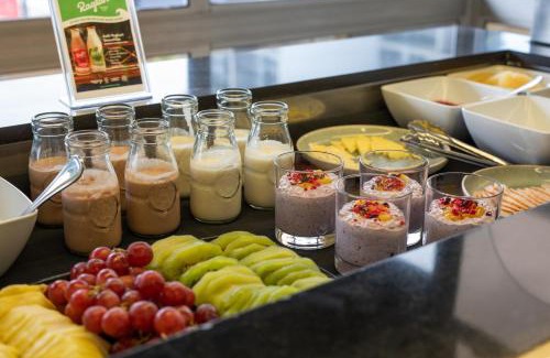 Hamilton Hotel | Inviting Heartland Ambassador Hotel with Oceanfront Pool