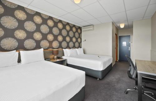 Hamilton Hotel | Inviting Heartland Ambassador Hotel with Oceanfront Pool
