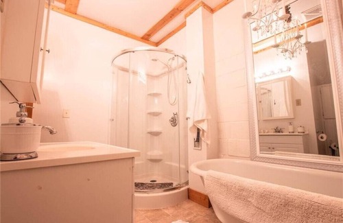 Winslow House | Heartstone Castle 4 bed 2 bath Nestled in Boston Mountains