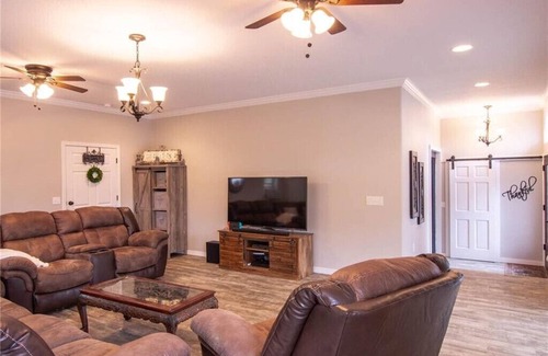 Winslow House | Heartstone Castle 4 bed 2 bath Nestled in Boston Mountains