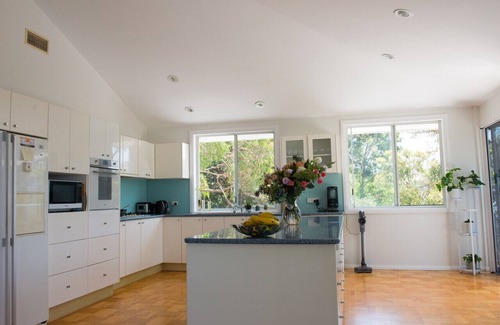 North Narrabeen House | Relaxing Retreat with Indoor Pool and Ocean Views