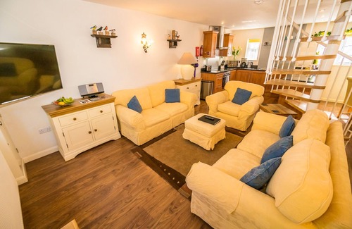 Hastings Cottage | Relaxing Cottage with Heated Indoor Pool & Spa Near Beach