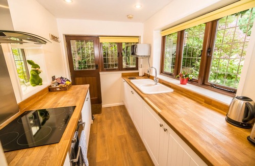 Hastings Cottage | Relaxing Countryside Cottage with Indoor Pool & Spa
