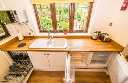 Hastings Cottage | Relaxing Countryside Cottage with Indoor Pool & Spa