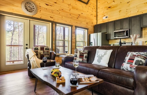 Gatlinburg - Pigeon Forge Cabin | Indulge in a Magical Stay with Pool, Spa & Arcade Fun