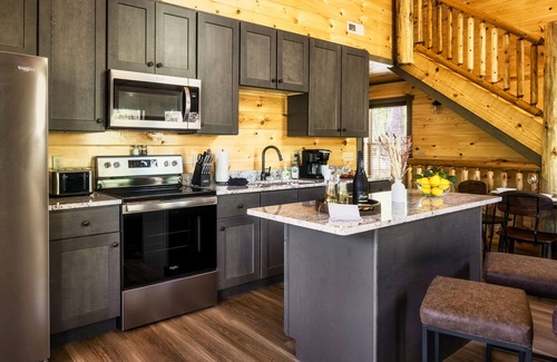 Gatlinburg - Pigeon Forge Cabin | Indulge in a Magical Stay with Pool, Spa & Arcade Fun