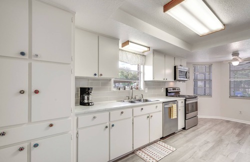 Spring Hill Cottage | Experience Spring Hill Bungalow with Heated Pool & Ocean View