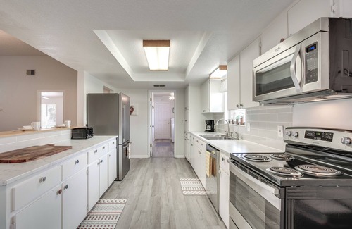Spring Hill Cottage | Experience Spring Hill Bungalow with Heated Pool & Ocean View