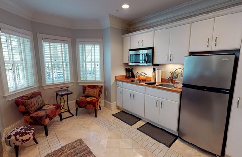 Savannah Victorian District Apartment | Relaxing Pool Retreat | 9.4/10 Guest Rated by Southern Belle