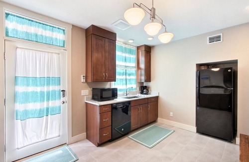 Savannah Victorian District Apartment | Relaxing Getaway with Heated Pool & Pet-Friendly Amenities