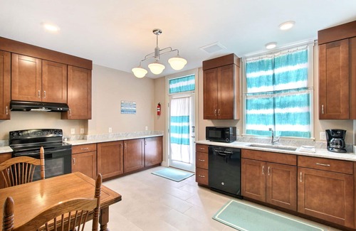 Savannah Victorian District Apartment | Relaxing Getaway with Heated Pool & Pet-Friendly Amenities