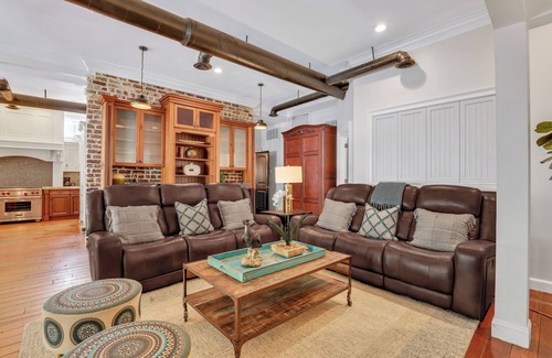 Historic Downtown Savannah House | Relax with Heated Pool Access & Top Amenities: Rated 9.2