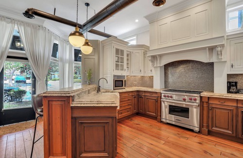 Historic Downtown Savannah House | Relax with Heated Pool Access & Top Amenities: Rated 9.2