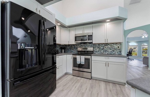 Broadmoor House | Heated Pool & Ocean Views: Waterfront Retreat for Groups