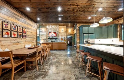 Pickens Cabin | Heated Pool, Arcade, Playground, Hot Tub, Full Size Bunks, Shuffle and MORE!