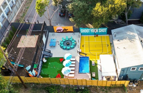 Dawson House | Heated Pool, B-ball, Golf, 3mi Downtown, Sleeps 18nn