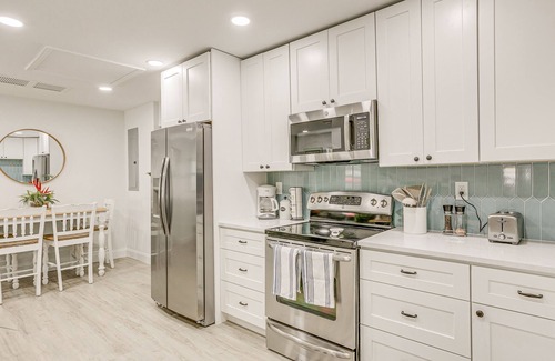 Juno Ridge Cottage | Delightful North Palm Beach Retreat with Pool & Pet Friendly