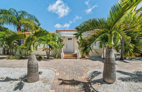 Northwood Shores House | Relaxing Beachside Retreat at Miramar Villa by RoveTravel