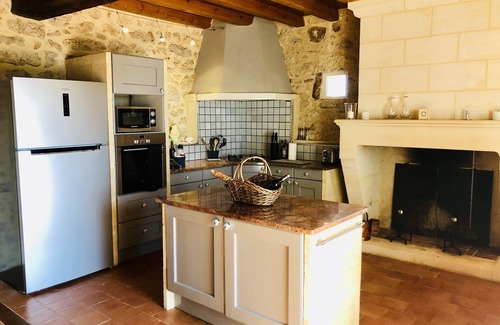 Gardegan-et-Tourtirac House | Relaxing Retreat: Demeure Des Vignes with Heated Pool