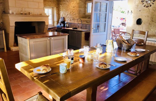 Gardegan-et-Tourtirac House | Relaxing Retreat: Demeure Des Vignes with Heated Pool