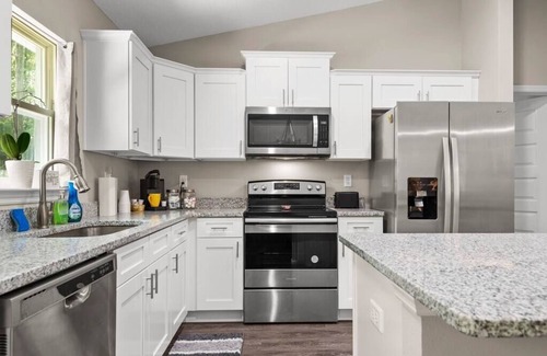 Citrus Springs House | Pet-Friendly 3 Bedroom with Heated Pool & Breakfast