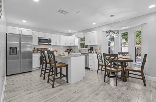 Trafalgar House | Heated Pool, Family Friendly, Outdoor Lounge - Shore Beats Working - Roelens