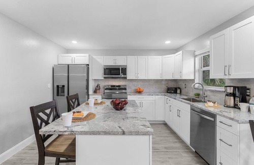 Trafalgar House | Heated Pool, Family Friendly, Outdoor Lounge - Shore Beats Working - Roelens