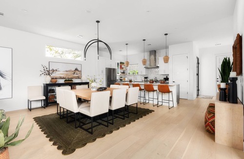 South Lamar House | Heated Pool Firepit Billiards Outdoor Movies Big Bedrooms Sleeps 14