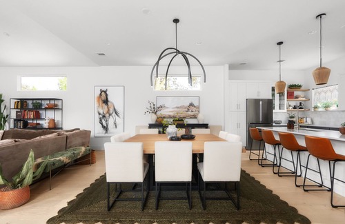 South Lamar House | Heated Pool Firepit Billiards Outdoor Movies Big Bedrooms Sleeps 14