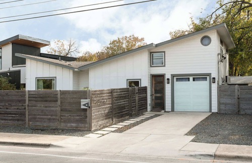 Govalle House | Heated Pool Haven w Hot Tub 3 min to DT