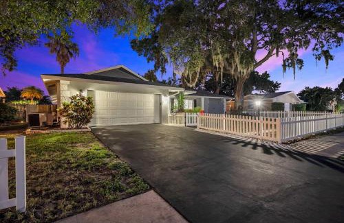 Largo Villa | Guest Rated 10/10: Beachside Pool House with Gym & BBQ