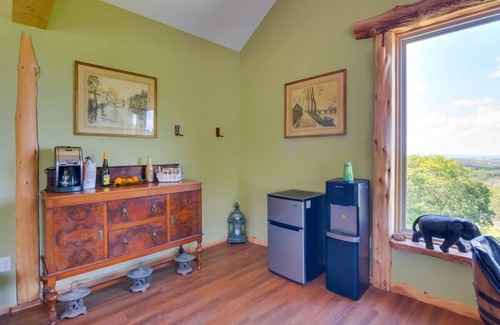 Eureka Springs House | Relaxing King Suites with Heated Pool and Hot Tub Bliss