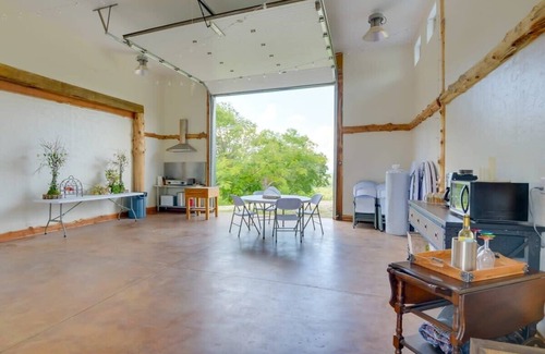 Eureka Springs House | Relaxing King Suites with Heated Pool and Hot Tub Bliss