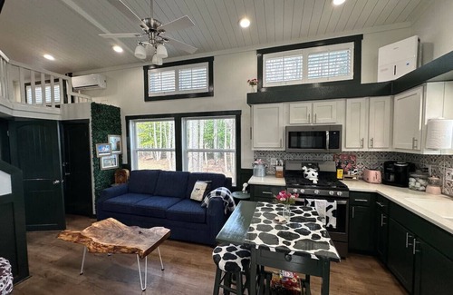 Mentone House | Enchanting Happy Cow Cottage: Views, Pool & Pet Friendly