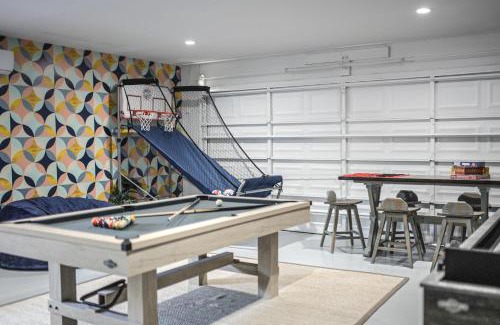 Del Prado House | Inviting Hotel with Heated Pool, Mini Golf & Game Room