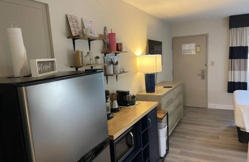 Trailer Estates Apartment | Relax by the Heated Pool with Tiki Bar & Family Amenities