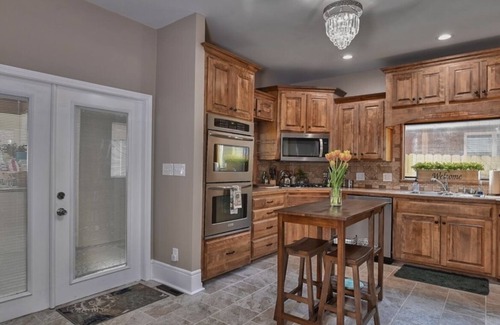 Independence House | Inviting Home with Heated Pool, Close to Royals & Concerts