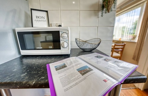 Long Itchington Apartment | Ideal Family Retreat: Heather Apt with Kitchen & Child-Friendly