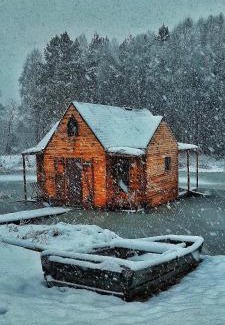 Kolczyglowy Apartment | Relaxing Heather Hut: Off-Grid Pond Cottage for Families