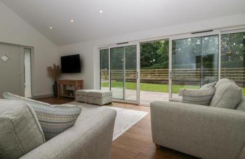 Welton House | Cozy Heather's Cottage: Family-Friendly Getaway Awaits