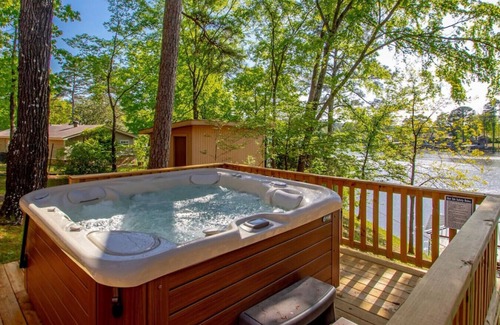 Mid America House | Heatherwood Lodge: Hot Tub, Private Dock & Game Room